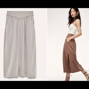 EUC Aritzia Gabrielle Skirt size S in Ashen (gray)